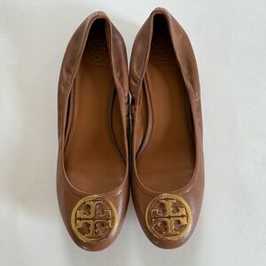 Tory Burch Tan Leather Flats with Gold Emblem With Heel